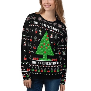 Peut inclure: Pull-over de Noël noir avec un sapin de Noël vert composé de symboles d'éléments chimiques. Le texte "OH CHEMISTREE" est écrit sur le pull.