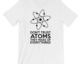 Don't Trust Atoms - they make up everything! T-Shirt Unisex