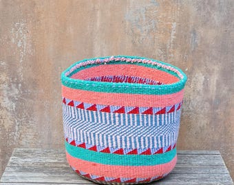 AKUMU: Cesto de armazenamento multicolorido em lã reciclada e sisal, com 30,4 cm de largura x 30,4 cm de altura.
