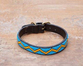 陶器 犬の彫刻 茶色 首輪付き