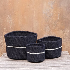 KIJIVU: Cesta de sisal con rayas blancas y negras