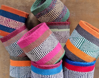 FULANA: Cesta multicolor de lana reciclada y sisal de 23 cm de ancho x 25 cm de alto / Macetero / Almacenamiento