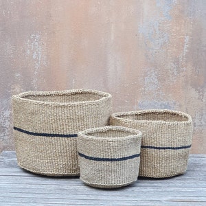 ENDA: Natural mid black stripe sisal basket