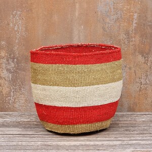SAHANI : 10 po. L x 11 po. H. Panier en sisal à rayures rouges / Panier de rangement / Panier à fleurs