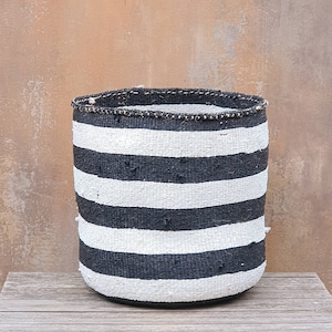 LESO: Cesta de plástico reciclado e sisal listrada em preto e branco, 30 cm de largura x 30 cm de altura / Cesta de armazenamento / Cesta para plantador