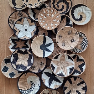 KIFARU: Tigelas de vime de Ruanda pretas e naturais, 30,4 cm de largura (12") / Decoração de parede / Cestas africanas / Fruteira