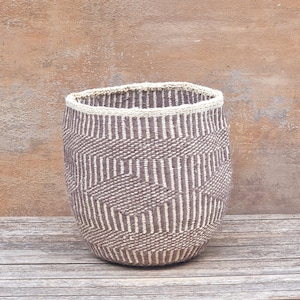 LIMA: 幅11インチ x 高さ11インチの手編みサイザル麻バスケット / ブラウンリサイクルウール / 植木鉢カバー