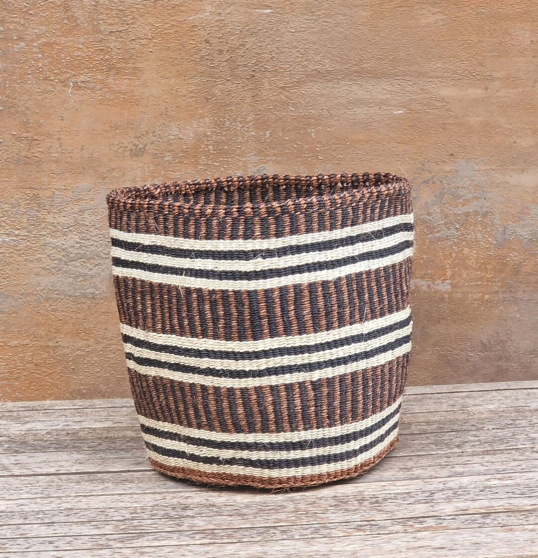 GANDA: 幅10インチ x 高さ11インチのアーシーサイザルバスケット