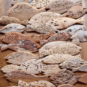 SAMAKI: 12&quot;-13&quot; (30.4cm - 33.0cm) Recycled driftwood handcarved fish /Recycle wood /Drift wood
