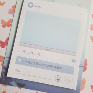 Könnte beinhalten: Ein quadratischer Haftnotizzettel im Design einer Social-Media-Beitragsoberfläche mit einem hellblauen Bereich, einem Herz-Symbol mit der Aufschrift lovely, einem Fortschrittsbalken, Datumszeilen und chinesischem Text inklusive 523人都觉得很赞.