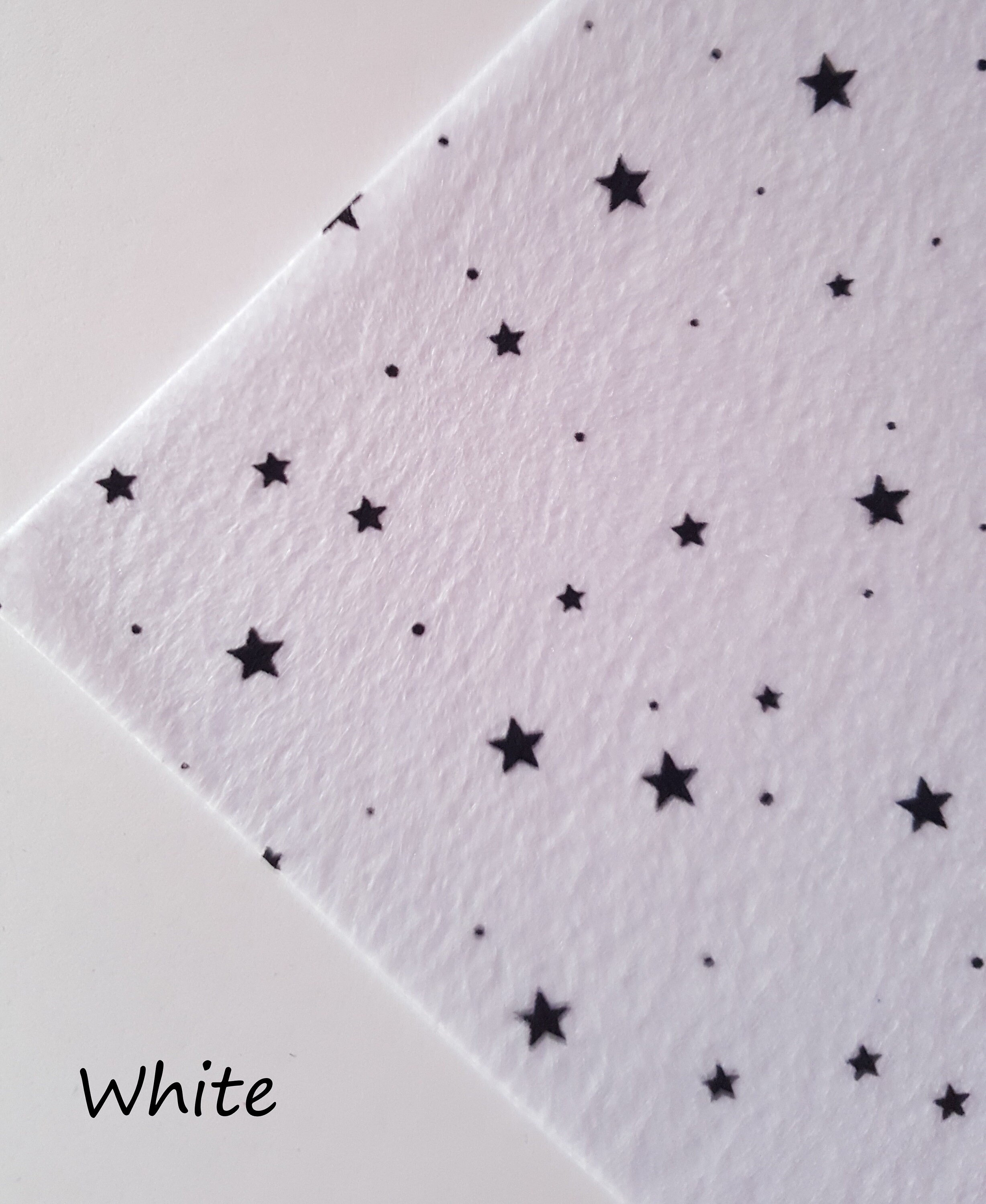 Feutre Imprimé étoiles – Tissu Artisanal 9x12 Pouces – NEUF – Multiple Couleurs