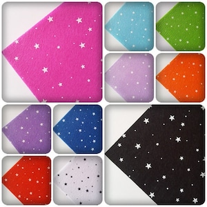 Op de afbeelding: Assortiment van viltbladen met een wit sterrenpatroon. De kleuren omvatten roze, blauw, paars, groen, oranje, zwart, rood en wit.
