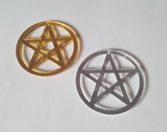 Könnte beinhalten: Zwei Pentagramm-Anhänger, einer golden und einer silbern, mit einem runden Umriss.