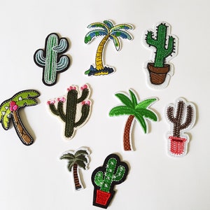 Może przedstawiać: Zestaw dziesięciu haftowanych naszywek do prasowania przedstawiających różne kaktusy i palmy w kolorach zielonym, brązowym, żółtym i różowym. Naszywki idealnie nadają się do dodania tropikalnego akcentu do ubrań, toreb lub innych akcesoriów.