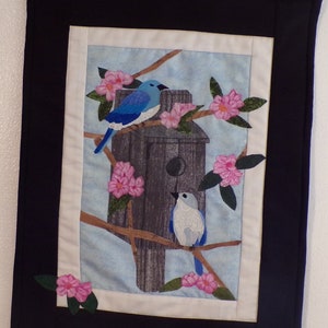 Gesteppte Wandkunst, Blaue Jays und Vogelhaus Wandbehang