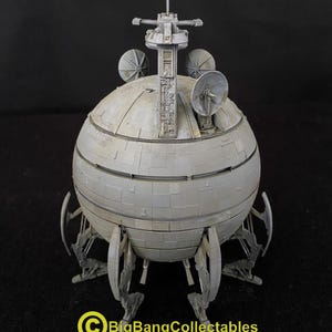 Op de afbeelding: Gedetailleerd model van een bolvormig, lichtgrijs ruimteschip met meerdere antennes, schotelantennes en gelede poten. Het model heeft een gestructureerd oppervlak en is ontworpen met ingewikkelde details. Het is een verzamelobject.
