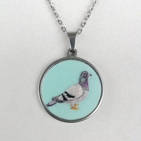 Collier pigeon biset, pendentif oiseau colombe, bijoux oiseau, broderie d'art oiseau, cadeau brodé à la main, portrait d'animal perdu, collier oiseau gris