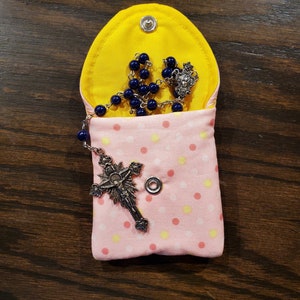 Bolsa de tecido para rosário / moedas com fecho de metal - bolinhas rosa e amarelas em fundo rosa com interior amarelo