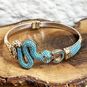 Handgemaakte 925 zilveren slangenarmband: Turquoise topaas poef armband
