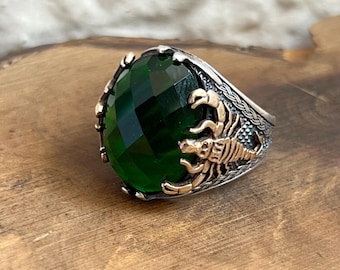 Anillo de escorpión de plata esterlina hecho a mano: envoltura animal con piedra preciosa esmeralda