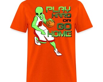 Alien Playing Basketball Game Space Traveling Hoops Men’s T-Shirt