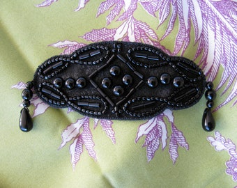 Broche Flavia,  broche brodée, art textile, crochet de Lunéville, broderie main, broderie, bijoux, robe de soirée, accessoires, cadeau femme