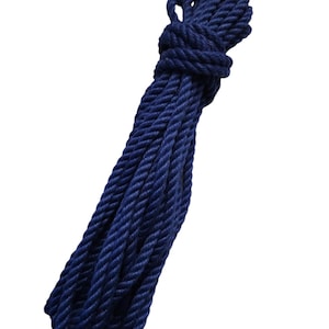 Puede incluir: Un rollo de cuerda azul oscuro, bien enrollado y listo para usar.