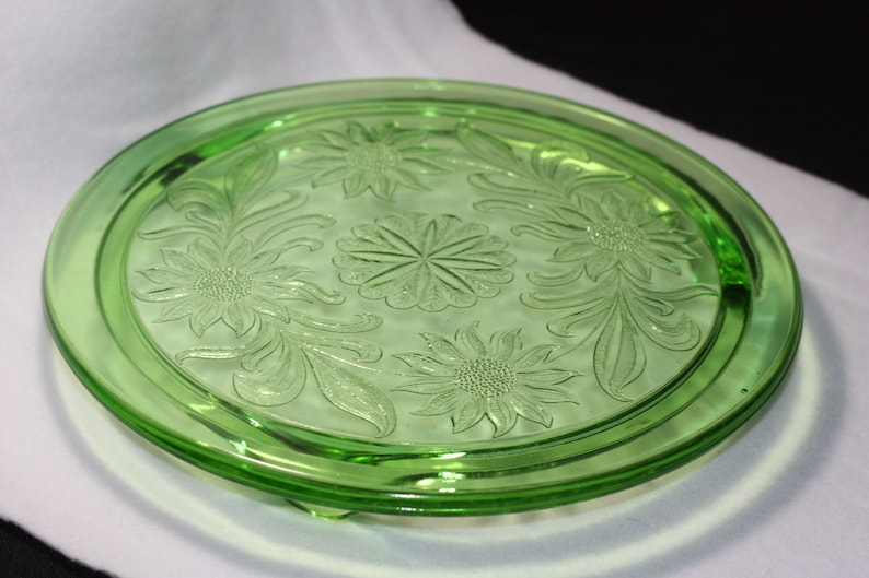 Jeanette Co 1930/'s bright green Sunflower pattern 3 footed cake stand