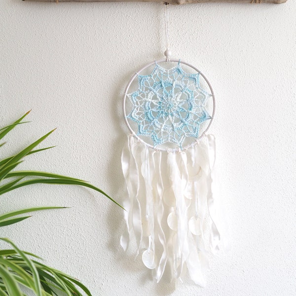 Dreamcatcher petit bleu blanc avec ruban de soie et coquilles de capiz