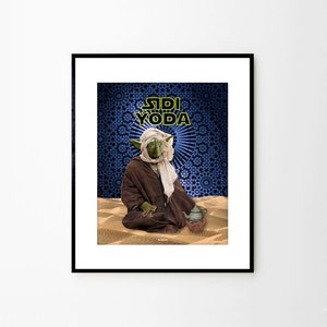 Peut inclure: Une illustration numérique de Yoda, un personnage de Star Wars, portant une djellaba marocaine traditionnelle et un turban. Le texte "Sidi Yoda" est écrit en lettres jaunes sur un fond bleu avec un motif marocain.