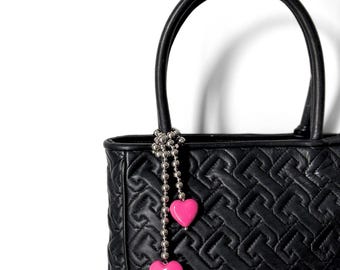 Accesorio para bolso con forma de corazón rosa / Charm para bolso con cuentas plateadas / Bonito detalle para la correa del bolso