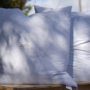 Puede incluir: Dos fundas de almohada blancas con el texto "Zuzanna Kam  Gdańsk/Gdansk 2018" impreso en una funda de almohada.