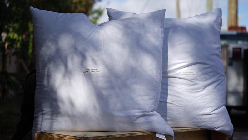 Puede incluir: Dos fundas de almohada blancas con el texto "Zuzanna Kam  Gdańsk/Gdansk 2018" impreso en una funda de almohada.