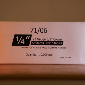 Puede incluir: Una caja blanca de grapas de acero inoxidable de 22 galgas de 3/8 de corona de 1/4 de pulgada. La caja contiene 10.000 grapas y está etiquetada como 71/06. La caja está hecha en China.