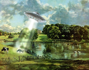 Puede incluir: Una pintura de estilo vintage representa un OVNI abduciendo una vaca de un pastizal. La escena incluye un lago, árboles y una casa al fondo. Dos vacas pastan cerca de una valla de madera, mientras que un platillo volante se cierne encima, emitiendo una luz brillante.