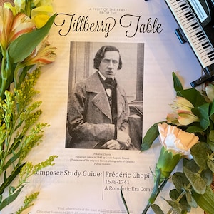 Könnte beinhalten: Ein druckbarer Komponisten-Studienführer mit einem Schwarzweißporträt von Frédéric Chopin. Der Leitfaden trägt den Titel "Tillberry Table: A Fruit of the Feast" und enthält den Text "Komponisten-Studienführer: Frédéric Chopin 1678-1741 Ein Komponist der Romantik".