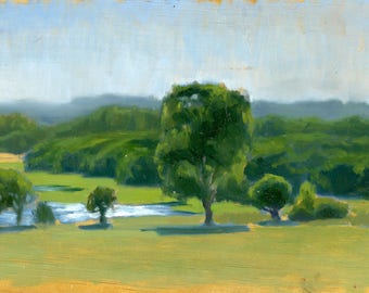 Può includere: Un dipinto di un paesaggio con un fiume e alberi. Gli alberi sono verdi e il fiume è blu. Il cielo è azzurro.
