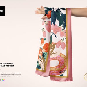 Seidenschal über Hand Mockup drapiert