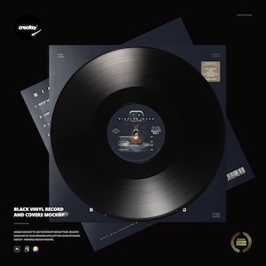 Peut inclure: Un disque vinyle noir avec une étiquette représentant un sablier, posé sur une pochette d'album bleu foncé. La pochette de l'album porte le texte "SI" et des titres de chansons. L'image comprend également le texte "BLACK VINYL RECORD AND COVERS MOCKUP".
