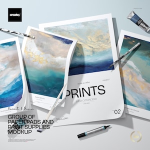 Pode incluir: Uma maquete com impressões de arte com pinturas abstratas com tema oceânico em tons de azul, dourado e branco. As impressões são acompanhadas por materiais de pintura, incluindo pincéis e um tubo de tinta. O texto "PRINTS" e "JULIA CONTACESSI" são visíveis.