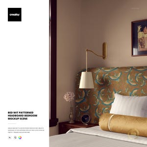 Puede incluir: Una escena de maqueta de dormitorio con un cabecero estampado, una lámpara de noche y un cojín decorativo. El cabecero tiene un patrón turquesa y dorado. El texto dice "BED WIT PATTERNED HEADBOARD BEDROOM MOCKUP SCENE".