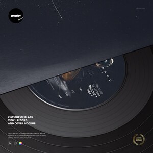 Peut inclure: Gros plan d'une maquette de vinyle noir et de sa pochette. L'étiquette du disque affiche le texte "SAND" et "Record 1 Side 1". La pochette est partiellement ouverte, révélant les rainures du disque. Le texte "CLOSEUP OF BLACK VINYL RECORD AND COVER MOCKUP" est inclus.
