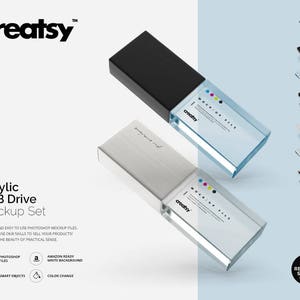 Può includere: Set di mockup di due unità USB in acrilico, una nera e una argentata, con il testo "Mockup File" e il logo "creatsy" su ciascuna. Le unità sono su uno sfondo bianco.