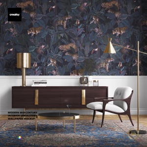Può includere: Un mockup di interni moderno di metà secolo con un mobile in legno scuro, dettagli dorati, una sedia bianca e un tavolino nero. La carta da parati ha un tema giungla con leopardi e scimmie. Il testo dice "MODERN MID-CENTURY INTERIOR UPHOLSTERY WALLPAPER MOCKUP."