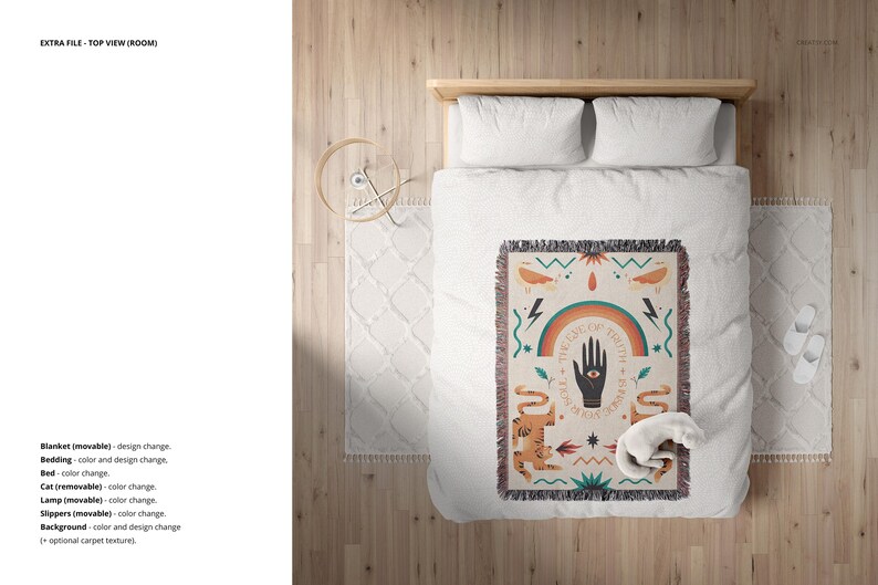 K&ouml;nnte beinhalten: Ein wei&szlig;es Bett mit einer bunten gewebten Wolldecke mit einem Regenbogen, einer Hand mit einem Auge und einer Schlange. Die Decke hat einen Fransenrand. Das Bett steht auf einem Holzboden mit einem wei&szlig;en Teppich.