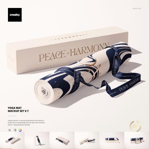 Op de afbeelding: Opgerolde yogamat met een marineblauw en crèmekleurig ontwerp, vastgezet met een bijpassend lint. De mat ligt naast een crèmekleurige doos met de woorden "PEACE of HARMONY" erop gedrukt. De woorden "YOGA MAT MOCKUP SET V.7" zijn ook zichtbaar.