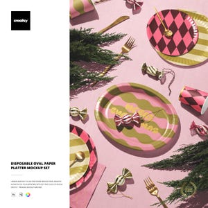 Könnte beinhalten: Ein Mockup-Set aus ovalen Einweg-Papiertellern, Bechern und Besteck, angeordnet auf einer rosa Oberfläche. Die Teller weisen rosa und grüne Wellenmuster und Rautenmuster auf. Goldfarbene Gabeln, Löffel und dekorative Süßigkeiten sind ebenfalls vorhanden.