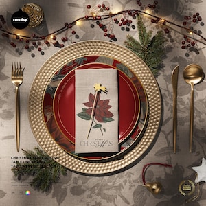 Könnte beinhalten: Weihnachtliche Tischdekoration mit goldenem Besteck und einem roten Teller. Das Set umfasst ein gemustertes goldenes Ladegerät, eine Leinen-Serviette mit Poinsettien-Design und den Text "MERRY CHRISTMAS". Dekoriert mit Beerenzweigen.
