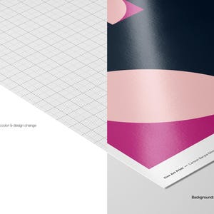 Op de afbeelding: Een fine art print met een glanzende afwerking. Het ontwerp toont geometrische vormen in roze, donkerblauw en wit. De tekst "FEATURES:" en "Paper: color & design change" zijn zichtbaar. De achtergrondkleur en het ontwerp kunnen worden gewijzigd.