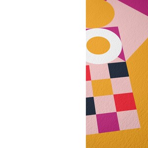 Może przedstawiać: Abstrakcyjny wz&oacute;r geometryczny w kolorystyce r&oacute;żowej, ż&oacute;łtej, białej, czerwonej i czarnej. Wz&oacute;r zawiera kwadraty, koła i prostokąty.
